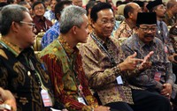 Gubernur Jawa Tengah, Jawa Timur, DIY dan Jawa Timur duduk berjejer.