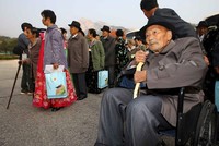 Korea Selatan dan Korea Utara secara teknis hingga saat ini masih berperang, karena Perang Korea berakhir dengan gencatan senjata, dan bukan dengan perjanjian damai. Kedua Korea sepakat untuk mengadakan reuni keluarga setelah ketegangan militer di wilayah perbatasan mereda pada Agustus lalu. REUTERS/Korea Pool/Yonhap.
