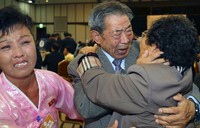Tangis haru pun menggema. REUTERS/Korea Pool/Yonhap.
