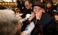 Para keluarga yang terpisah sejak perang tidak memiliki sarana komunikasi untuk sekedar bertanya kabar. Mereka sebelumnya bahkan tidak tahu pasti apakah kerabat mereka itu masih hidup atau sudah tiada. REUTERS/Korea Pool/Yonhap.