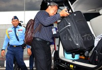 Petugas KPK membawa satu koper dari Sekretariat Fraksi Hanura. Lamhot Aritonang/detikFoto.
