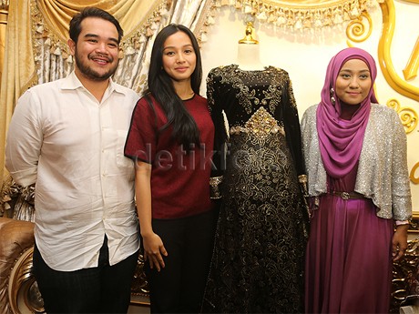 Siap Nikah, Tya Arifin Fitting Baju Pengantin