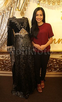     Dress hitam berpayet yang elegan ini akan dikenakan Tya saat akad nikah di Malaysia pada 1 November 2015.