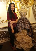 Nikah dengan Bangsawan Malaysia, Begini Baju Pengantin Tya Arifin