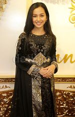 Nikah dengan Bangsawan Malaysia, Begini Baju Pengantin Tya Arifin