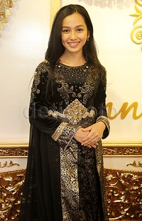     Tya dan Asyraf memilih nuansa yang meriah dan modern untuk konsep pernikahannya.