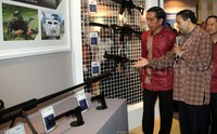 Presiden Jokowi saat berkeliling melihat barang-barang yang dipamerkan di Trade Expo Indonesia.     