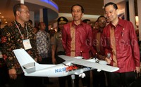 Pesiden Joko Widodo didampingi Menteri Perdagangan Thomas Lembong saat melihat miniatur pesawat dipameran tersebut.