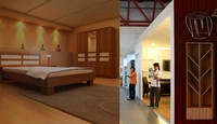 Pengunjung memotret stan furniture yang dipamerkan di Trade Expo Indonesia ke-30. Pool/CNN Indonesia/Safir Makki.     