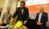 Setelah penandatanganan MoU dilakukan pemotongan tumpeng.