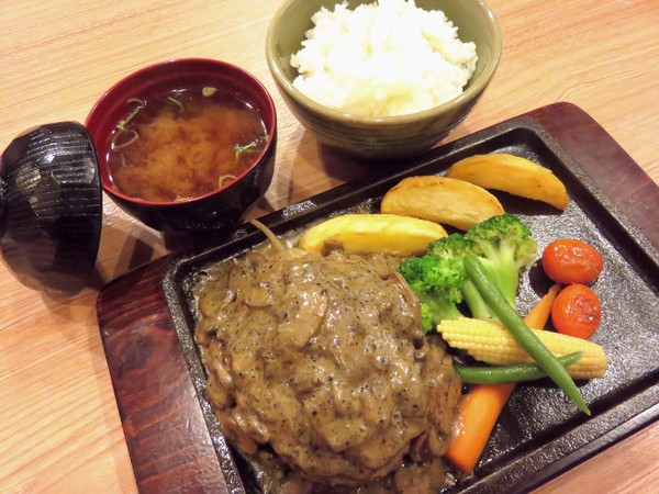 Ada Hamburg Steak Berlumur Truffle Oil dan Chicken Curry Gurih Legit di Mottomoo