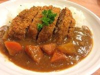 Bumbu kari Chicken Chicken Katsu Curry ini begitu kental. Nasinya pulen dengan potongan kentang dan potongan chicken fillet yang renyah.