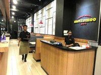 Desain interior restoran didominasi warna putih dan hitam. Kesan Jepang dan Eropa mendapatkan porsi yang seimbang sehingga menciptakan suasana ruangan nyaman.