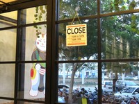 Walau ada kesan Eropa, lukisan manekineko yang berwarna-warni di depan gerai restoran menjadi pusat perhatian pertama saat masuk ke restoran ini.