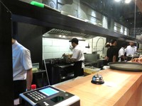 Konsep open kitchen atau dapur yang terbuka memperlihatkan para tim dapur yang mengolah makanan. Aroma lezat pun tercium dari tempat ini.