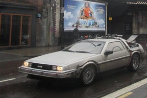 Mobil Mesin Waktu Muncul di London!