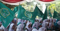     Ratusan santri menghadiri peringatan 'Hari Santri Nasional' yang pertama.