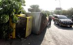 Truk Terguling di Depan Terminal Kp Rambutan