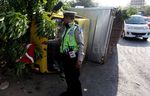 Truk Terguling di Depan Terminal Kp Rambutan