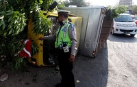 Kendaraan truk dengan Nopol B 9221 JA ini mengalami oleng sehingga terbalik di lajur kanan menghantam pembatas jalan.     