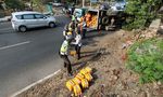 Truk Terguling di Depan Terminal Kp Rambutan