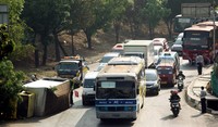 Kecelakaan itu terjadi pada pukul 06.30 WIB, dan berdampak kemacetan panjang di jalan Surpriyadi, Terminal Kampung Rambutan, Jakarta Timur.