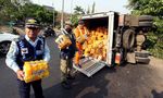 Truk Terguling di Depan Terminal Kp Rambutan