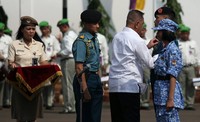 Menteri Pertahanan Rymizard Ryacudu memberikan tanda pelatihan kepada calon kader pembina bela negara.