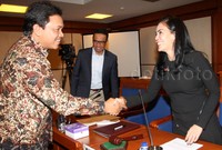 Achsanul menyalami Ketua Pansus Pelindo II Rieke Diah Pitaloka. Pool/Lamhot Aritonang/detikFoto.
