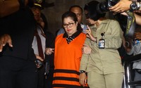 Ia digandeng petugas KPK.