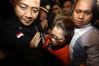 Dewie Yasin Limpo dengan kawalan petugas KPK menerobos kerumunan wartawan.