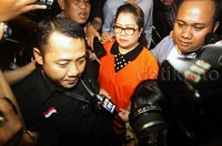 Saya tidak pernah menerima, melihat uang (suap) saya tidak pernah, kata Dewie yang mengenakan rompi tahanan warna oranye itu.