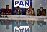 Sekretaris F-PAN Yandri Susanto (dua dari kanan) menerima kedatangan perwakilan pekerja kontrak PT Jalan Tol Lingkarluar Jakarta. Pool/Lamhot Aritonang/detikFoto.