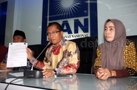 Sekretaris F-PAN Yandri Susanto memperlihatkan surat serikat pekerja PT Jalantol Lingkarluar Jakarta (JLJ) yang rencananya akan melakukan mogok kerja. Pool/Lamhot Aritonang/detikFoto.