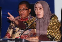 Presiden Serikat Karyawan Jalantol Lingkarluar Jakarta (SKJLJ), Mirah Sumirat mencurahkan kegelisahan 3.000 karyawan outsourcing PT JLJ kepada Yandri Susanto. Pool/Lamhot Aritonang/detikFoto.