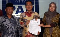Sekretaris Fraksi PAN Yandri Susanto (tengah) didampingi anggota DPR Komisi VI Sungkono (kiri) dan Presiden Serikat Karyawan Jalantol Lingkarluar Jakarta Mirah Sumirat (kanan) memperlihatkan surat serikat pekerja yang rencananya akan melakukan mogok kerja. Pool/Lamhot Aritonang/detikFoto.