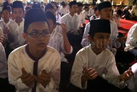 Para santri doa bersama.