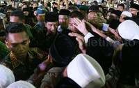 Para santri berebut untuk menyalami Jokowi.