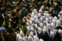 Jokowi menyalami santri.
