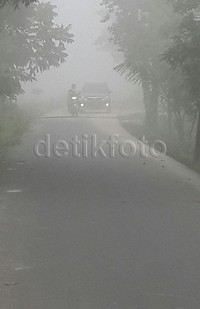 Asap pagi ini memang sangat pekat di banding kemarin. Kondisi asap pekat, membuat kendaraan mobil harus menyalakan lampu.