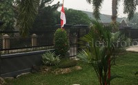 Bendera setengah tiang dikibarkan warga.