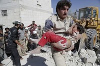 Seorang warga mengevakuasi anak-anak korban bom Rusia. REUTERS/Khalil Ashawi.