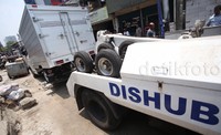 Salah satu mobil box diderek.