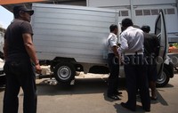 Pemilik mobil tampak protes.