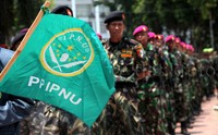     Selain ratusan santri, ada juga ormas Islam dan anggota TNI. Mereka memenuhi Lapangan Tugu Proklamasi.