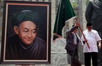 Puncaknya adalah dengan pemancangan bendera merah putih dan panji Nahdlatul Ulama yang diiringi dengan lagu kebangsaan Indonesia Raya.