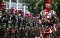 Anggota TNI mengikuti upacara.