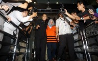 Setelah itu giliran, Setiadi yang keluar dari ruang pemeriksaan sekitar pukul 02.00 WIB. Setiadi yang diam saja itu terlihat mengenakan sweater yang dililitkan ke sekeliling kepala dan hanya menunjukkan wajahnya.