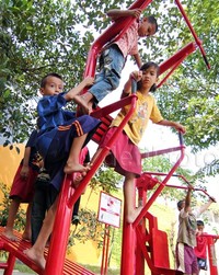 Anak-anak mencoba berbagai fasilitas yang ada di RPTRA Cililitan. Alfathir Yulianda/detikFoto.