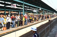 Para calon penumpang menunggu kedatangan kereta di Stasiun Manggarai, Jakarta.